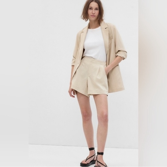 GAP Pants - GAP Women’s Size 4 5″ SoftSuit Short Flat Front Khaki StoneTailored Cotton Blend